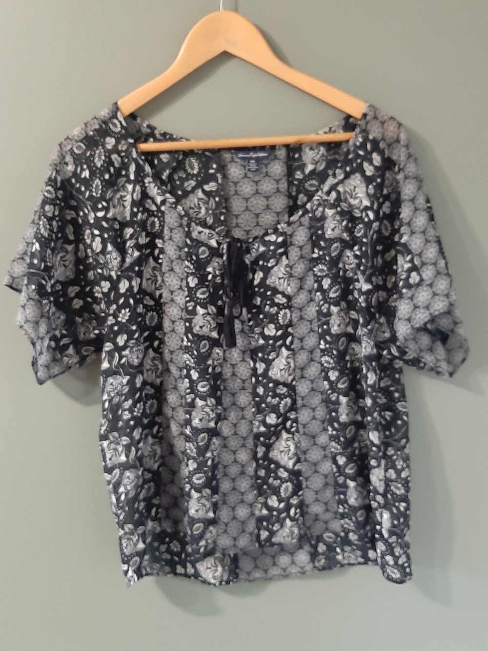 American Eagle Outfitters Black & White Floral Tie-Neck Blouse